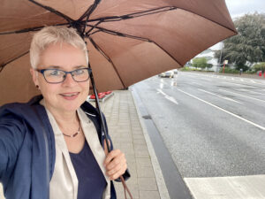 Kersten Artus mit Regenschirm